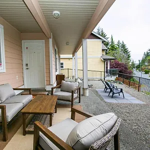Holiday home Cozy Renovated Oasis W Private Terrace & Parking, Victoria