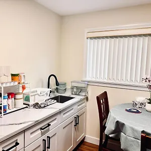 Cozy 2 Beds Spacious Rooms,close To Transit , Vancouver Canada