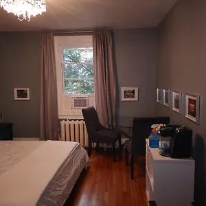 Privatunterkunft With King Bed In Shared 3 Bedroom Downtown